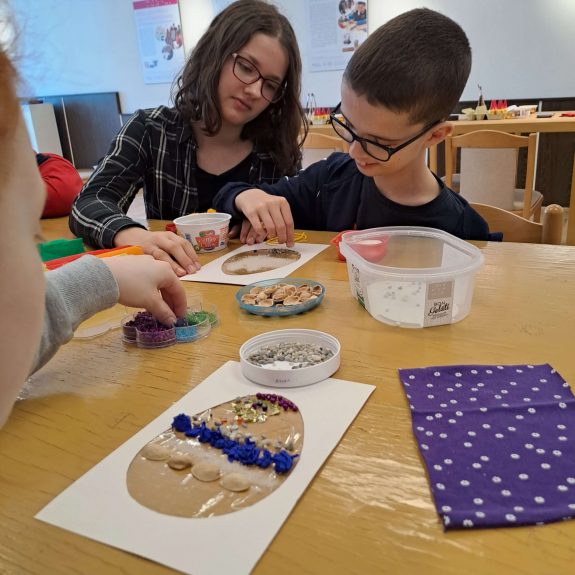 Pestré veľkonočné tvorenie Žiaci tvoriaci na workshope Pestré veľkonočné tvorenie.