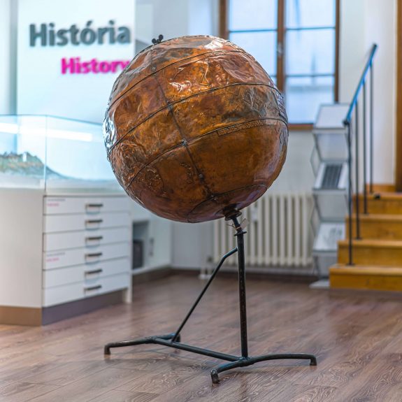Medený glóbus. Medený glóbus.