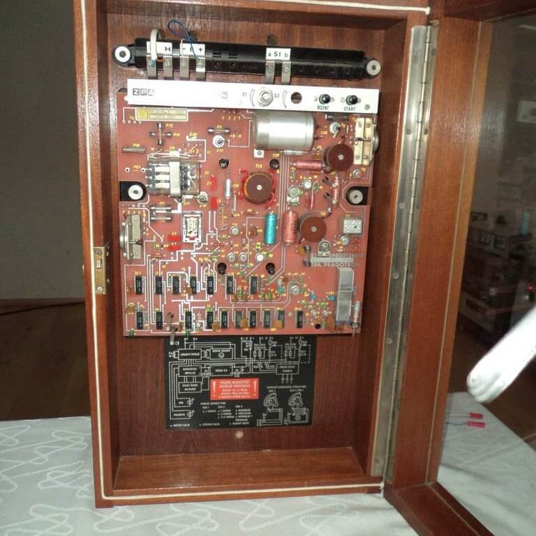 elektronické hlavné signálne hodiny s typovým označením ESH 3