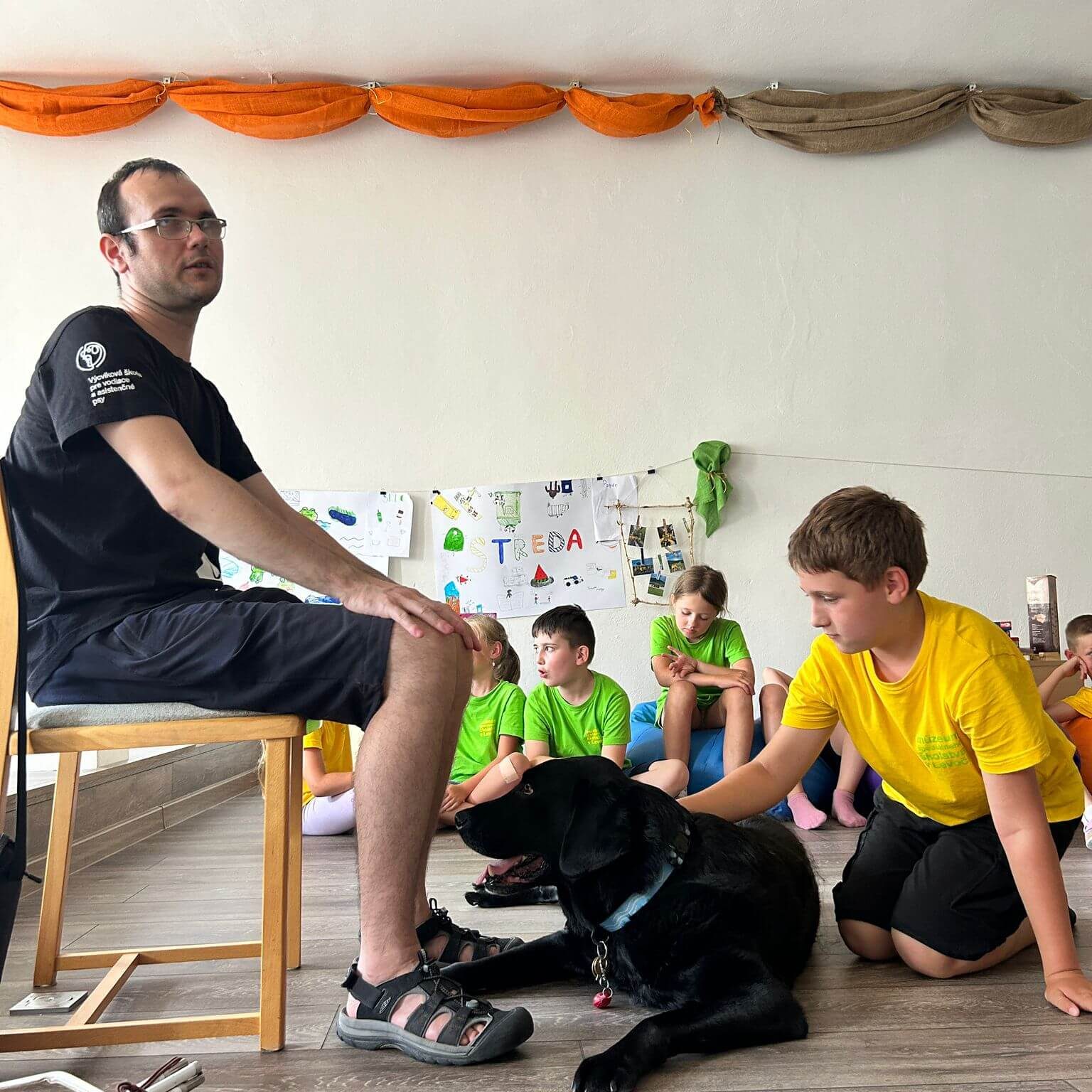 Malí múzejníci sa dozvedajú o vodiacich psoch.