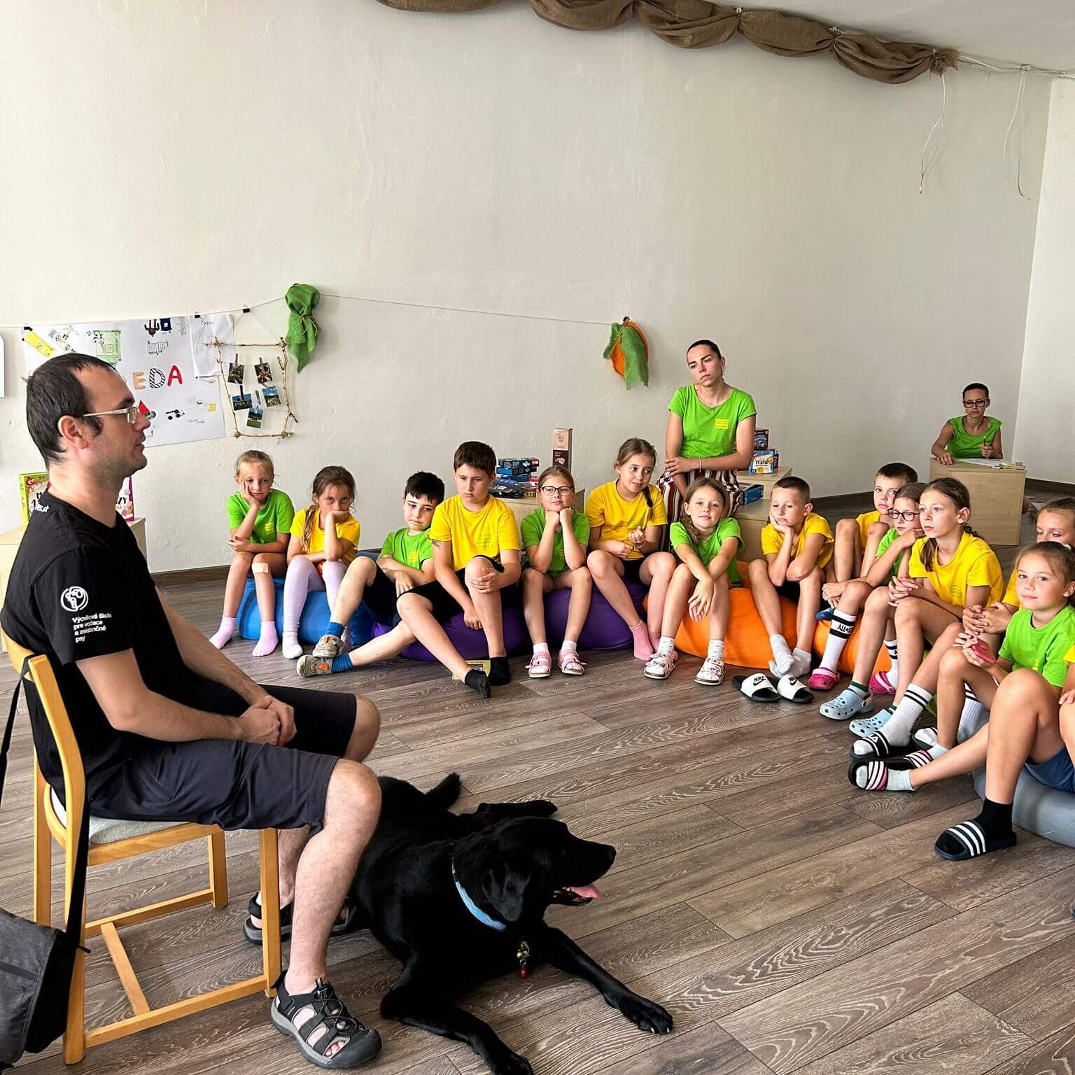 Malí múzejníci sa dozvedajú o vodiacich psoch.