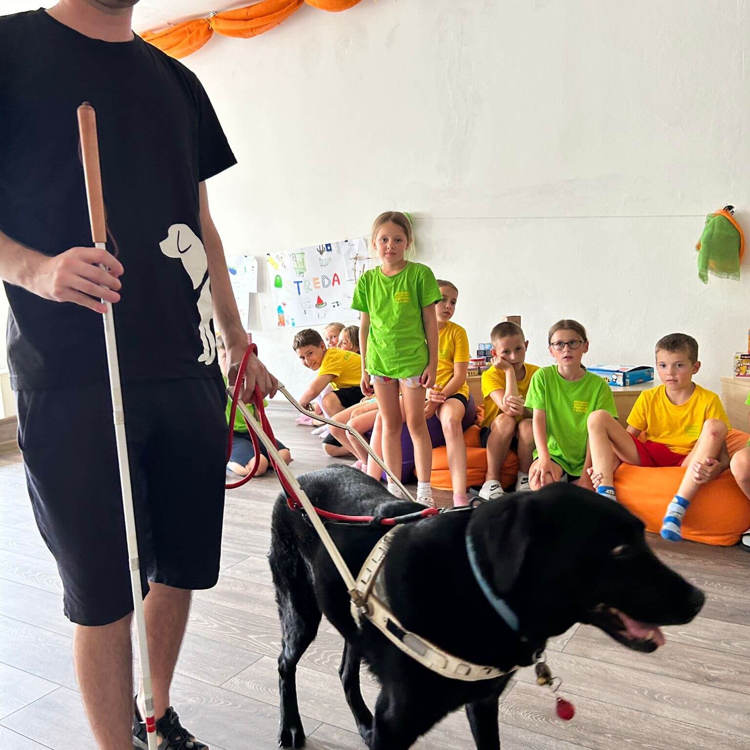 Malí múzejníci sa dozvedajú o vodiacich psoch.