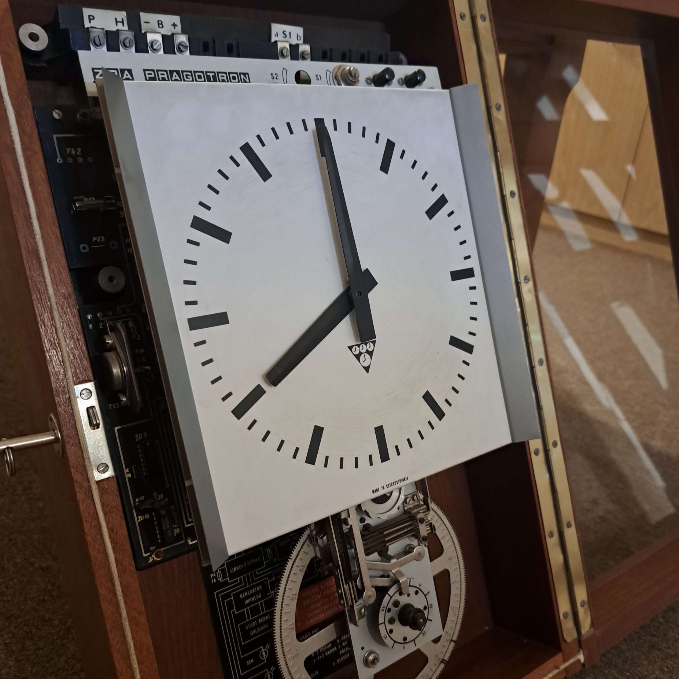 elektronické hlavné signálne hodiny s typovým označením ESH 3 elektronické hlavné signálne hodiny s typovým označením ESH 3