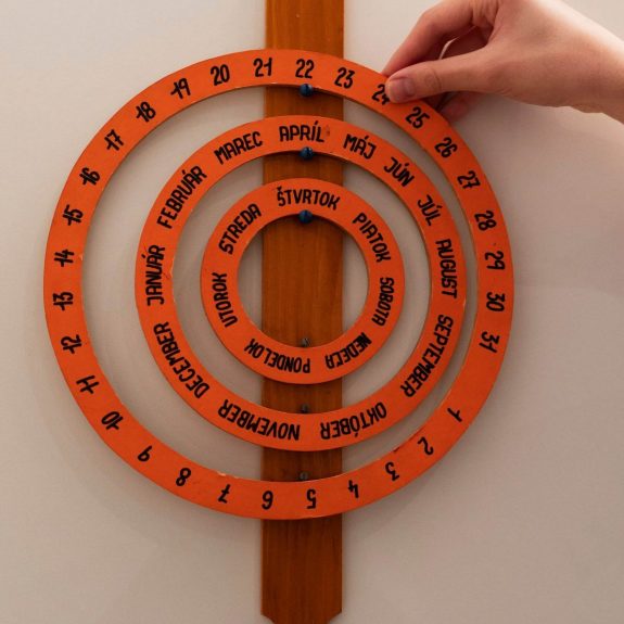 Drevený večný kalendár Drevený večný kalendár