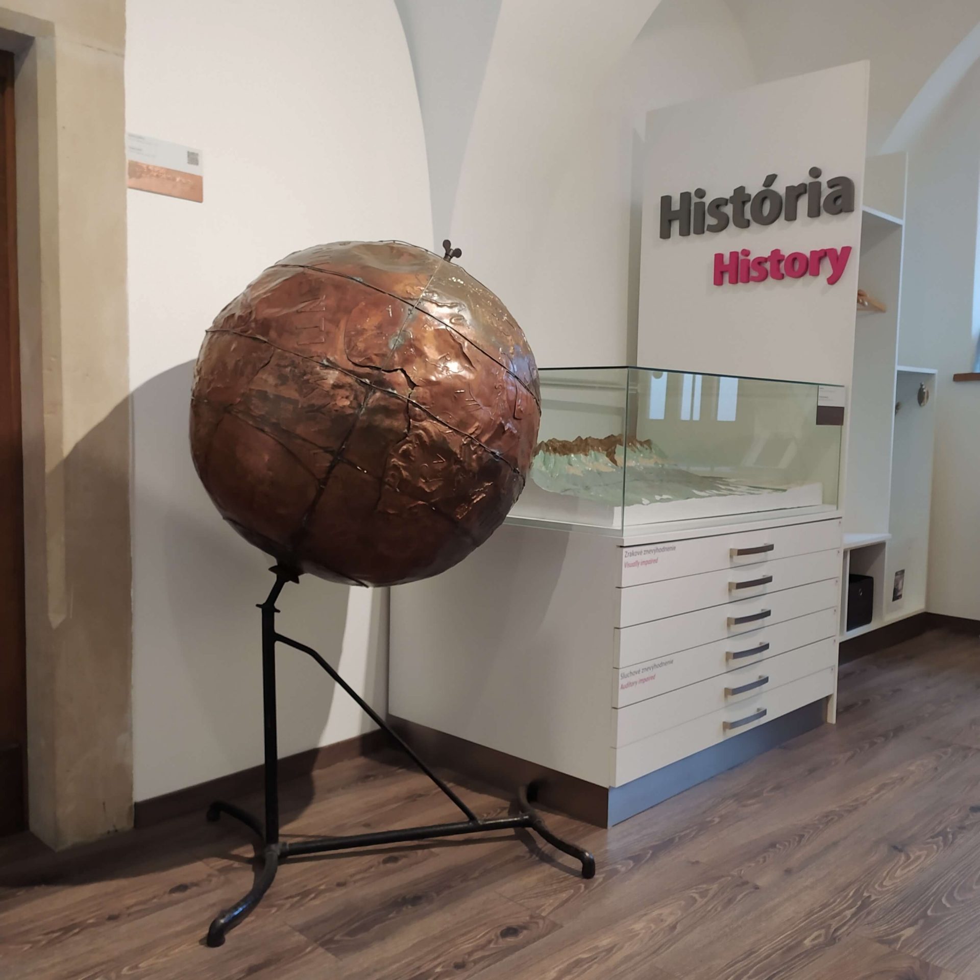 Medený glóbus vytepaný Viliamom Hrabovcom.