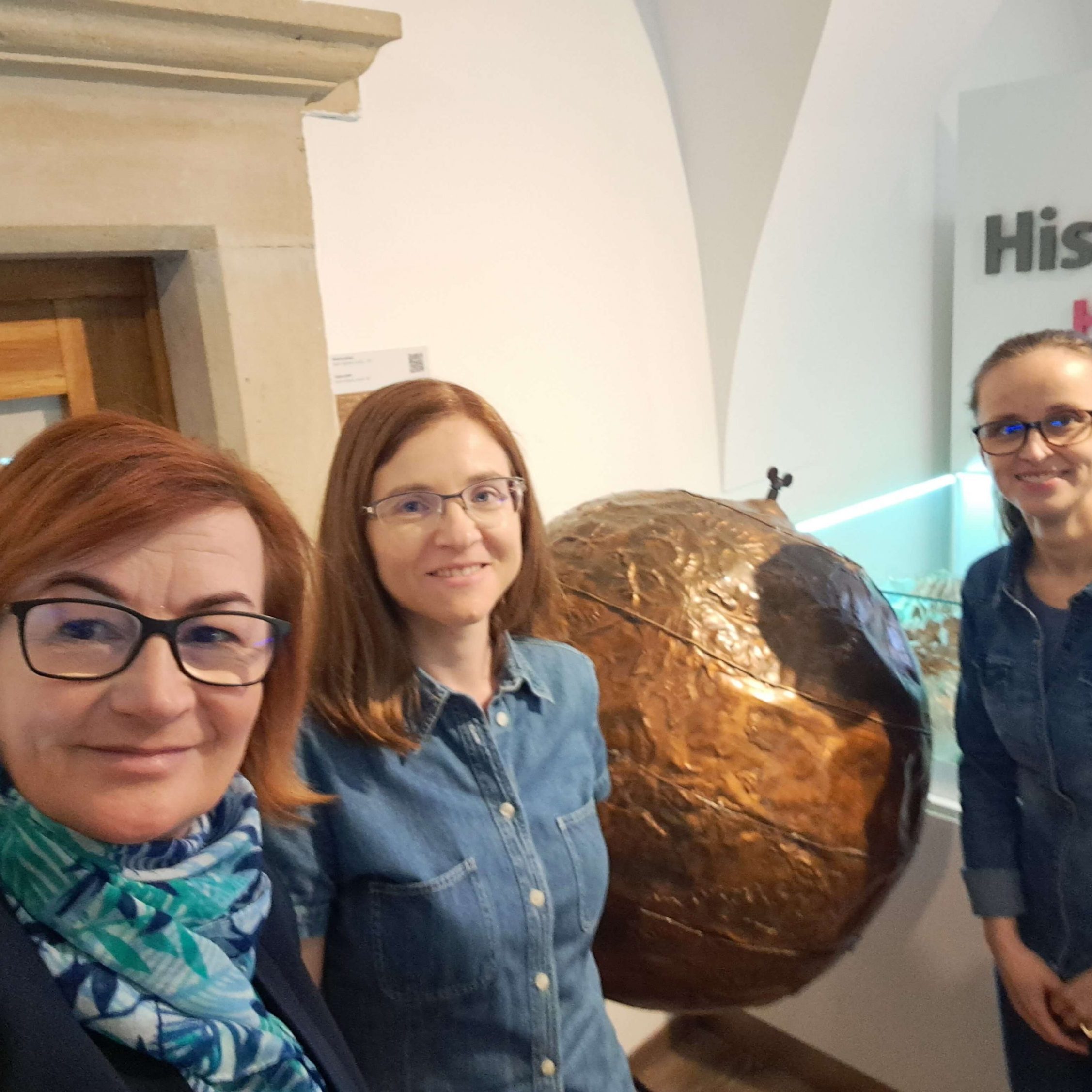 Riaditeľka a lektorky pred medeným glóbusom v Múzeu špeciálneho školstva v Levoči.