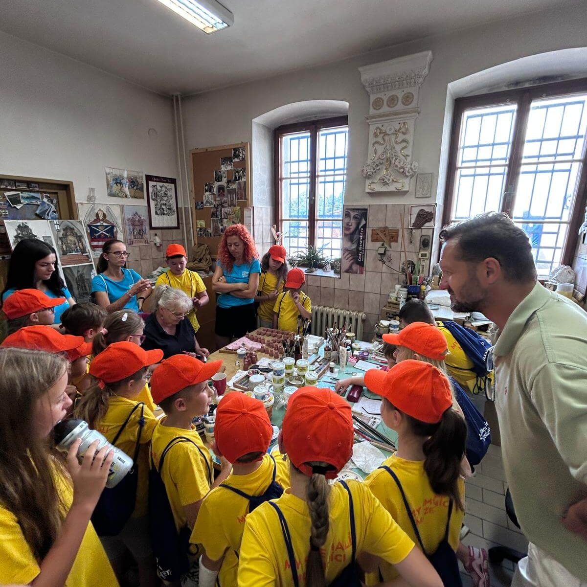 Účastníci letného projektu v reštaurátorských ateliéroch.