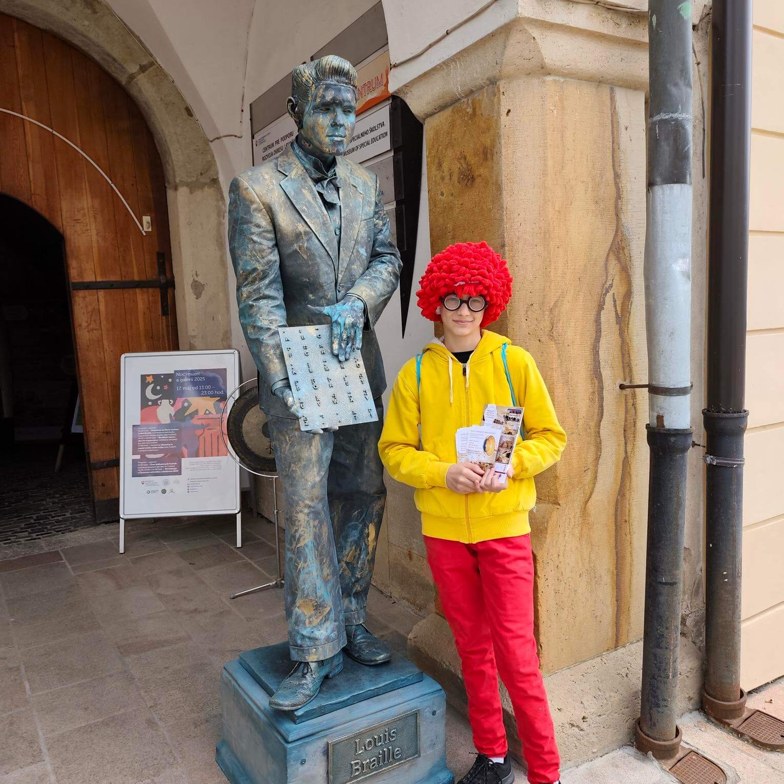 Živá socha Louisa Brailla s Emilkom.