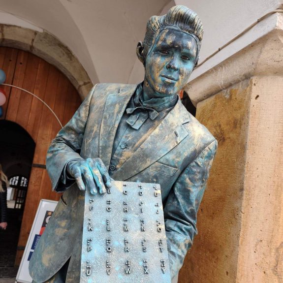 Živá socha Louisa Brailla. Živá socha Louisa Brailla.