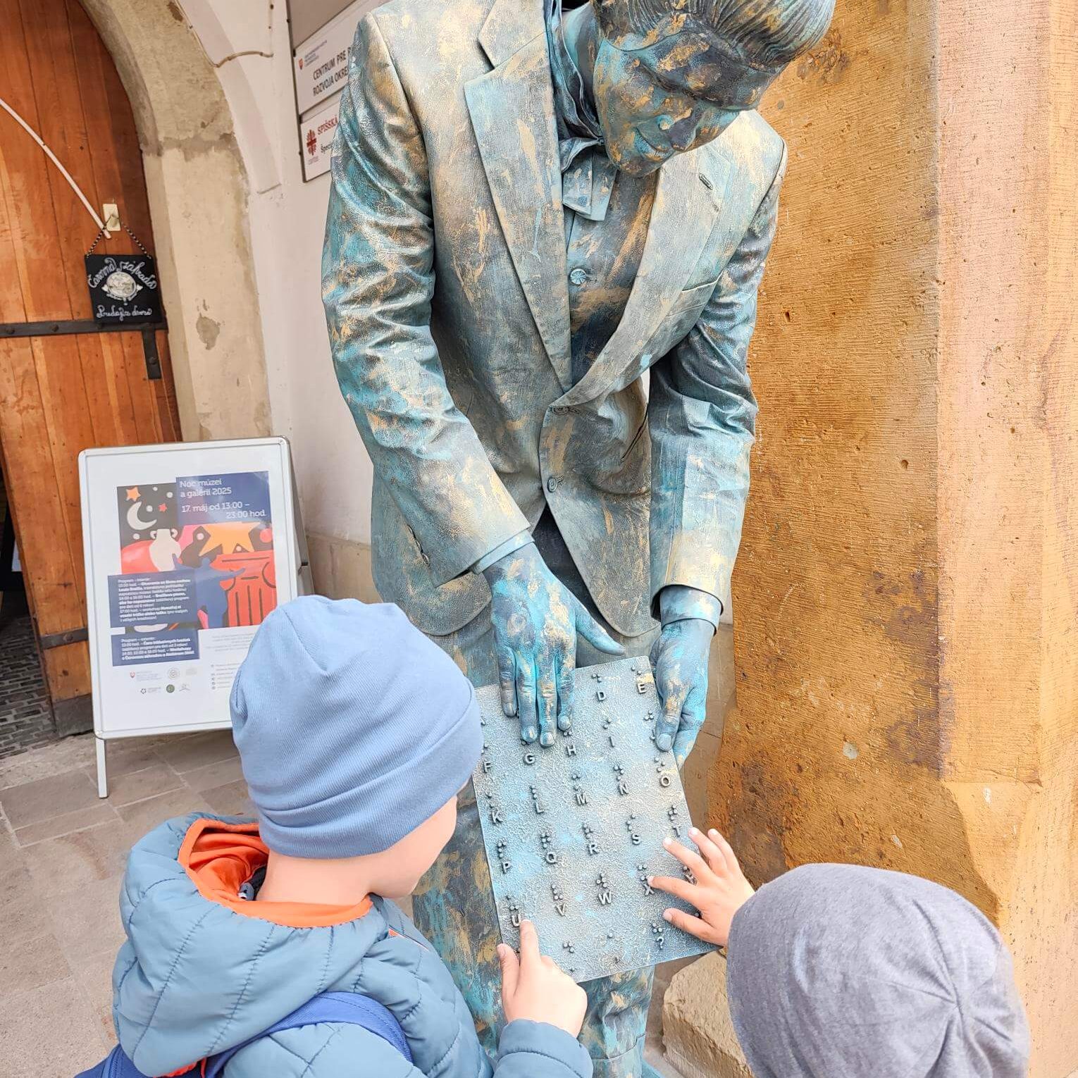 Živá socha Louisa Brailla s návštevníkmi.