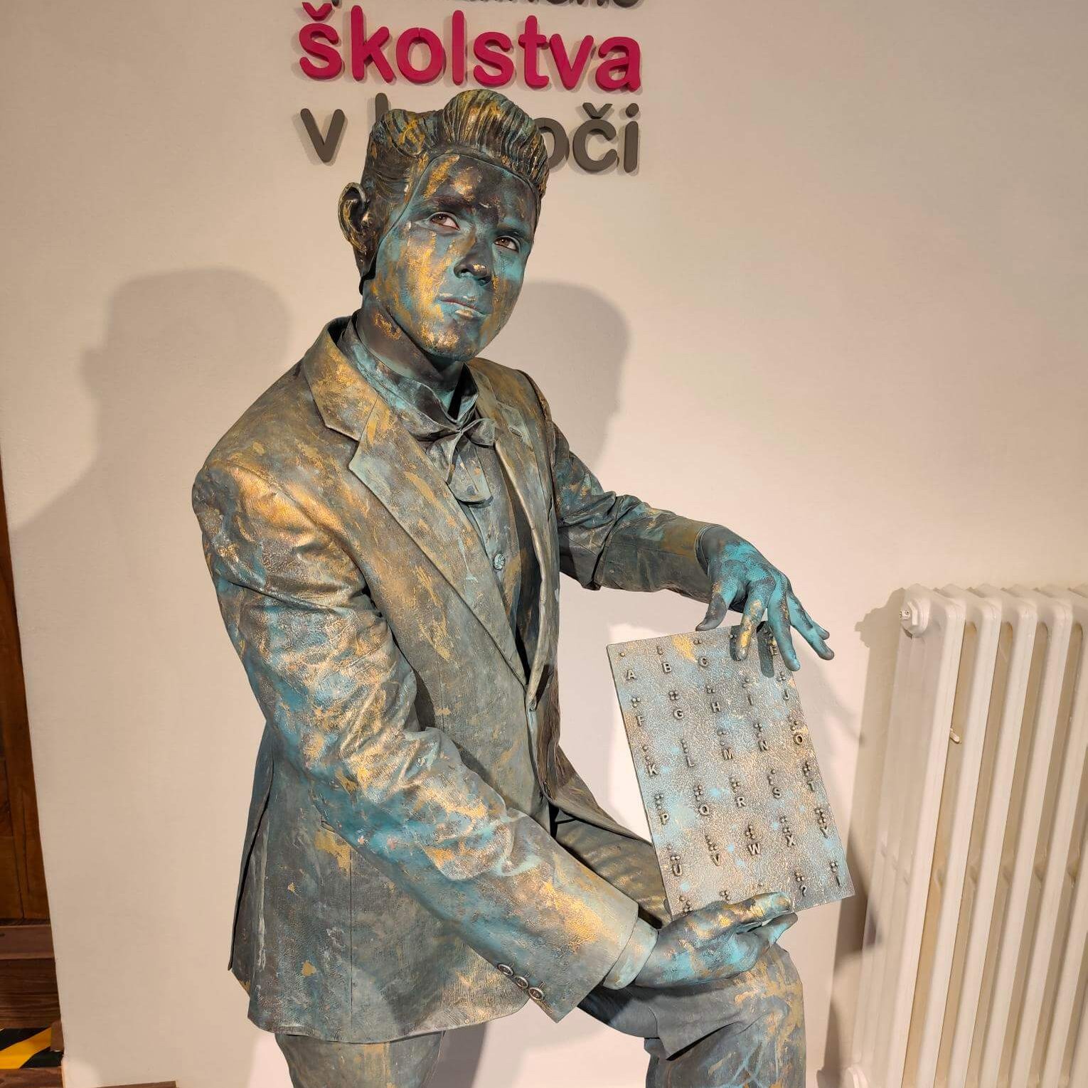 Pózujúca živá socha Louisa Brailla.