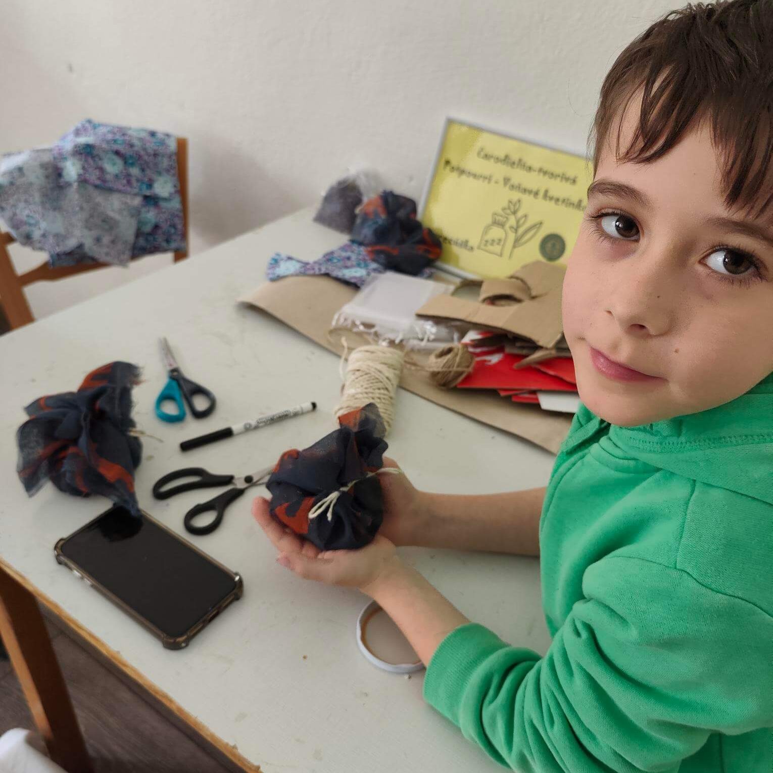 Návštevníci kreatívne tvoriaci na workshopoch.