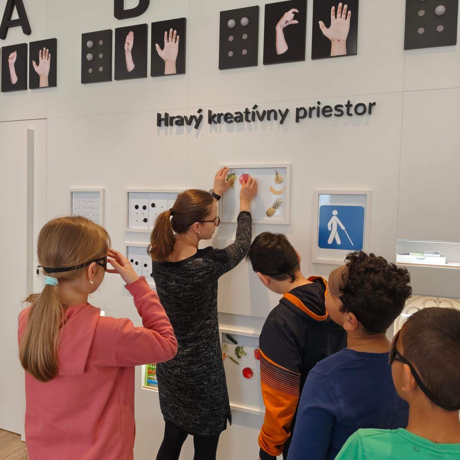 Návštevníci v priestoroch novej expozície.