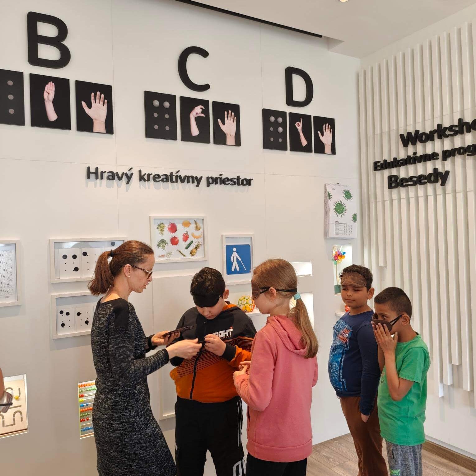 Návštevníci v priestoroch novej expozície.