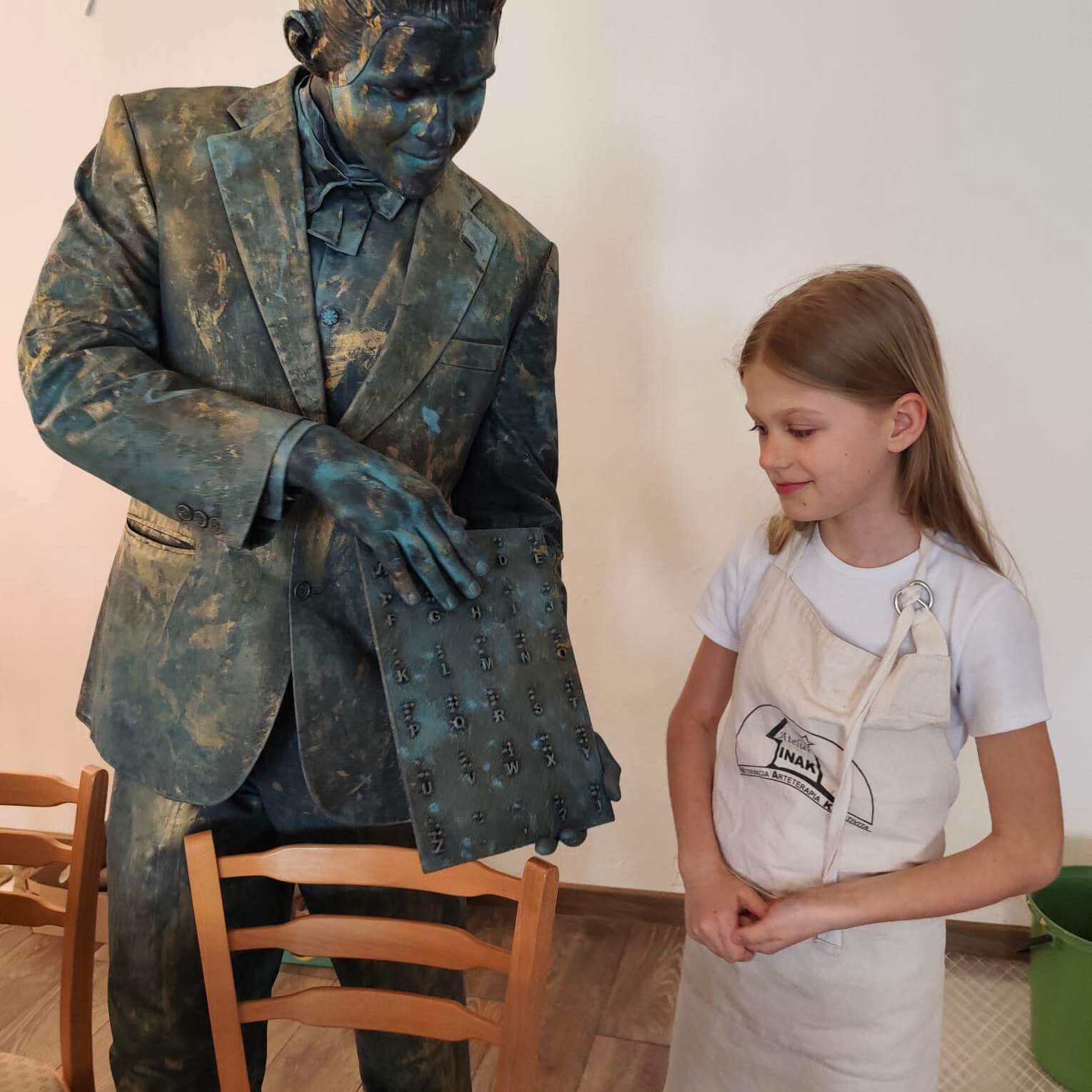 Návštevníčka pri soche Louisa Brailla.