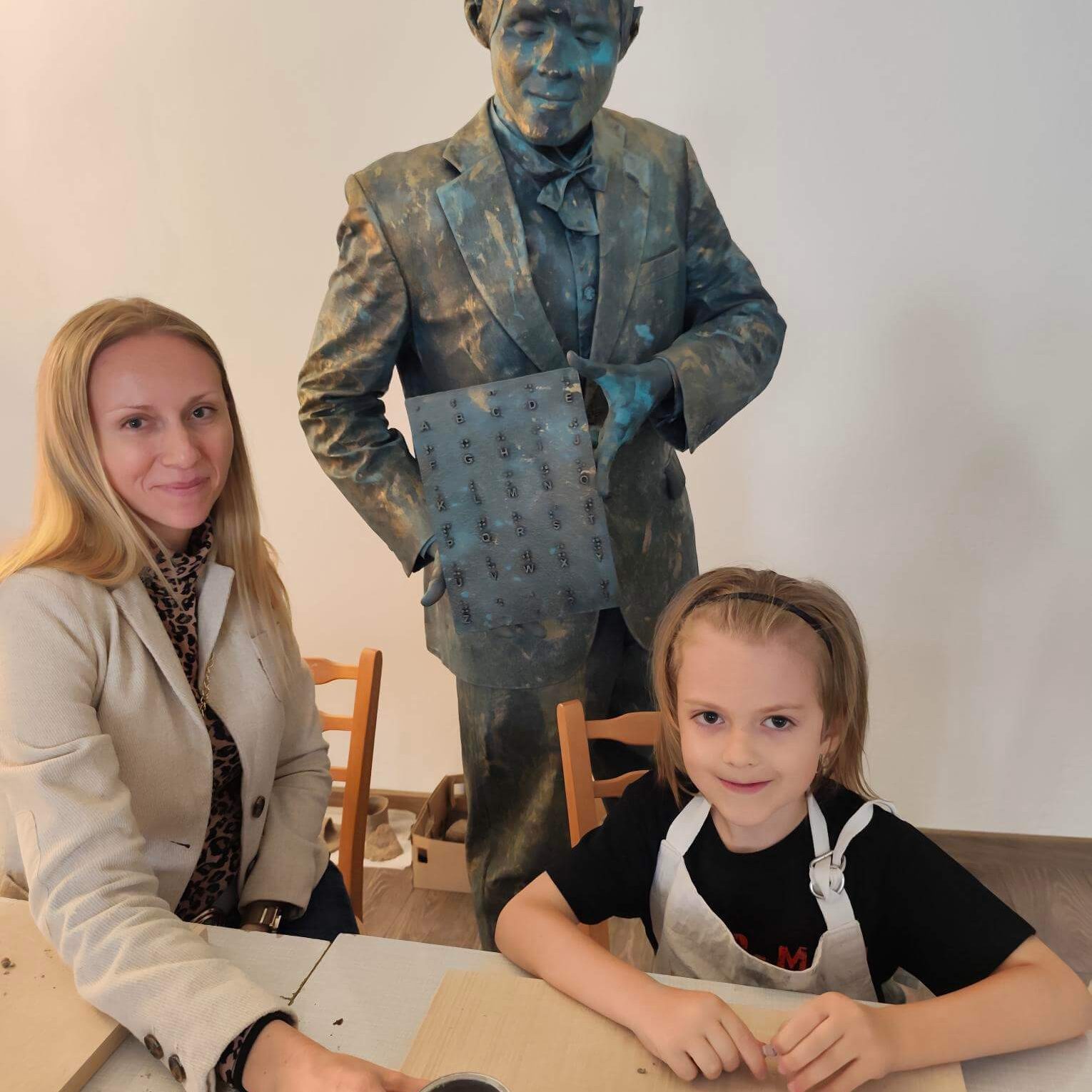 Návštevníci pri soche Louisa Brailla.