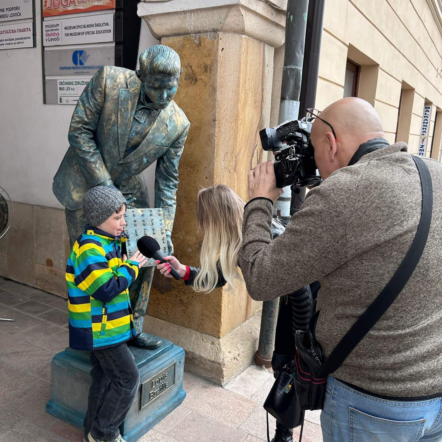 Živá socha Louisa Brailla.