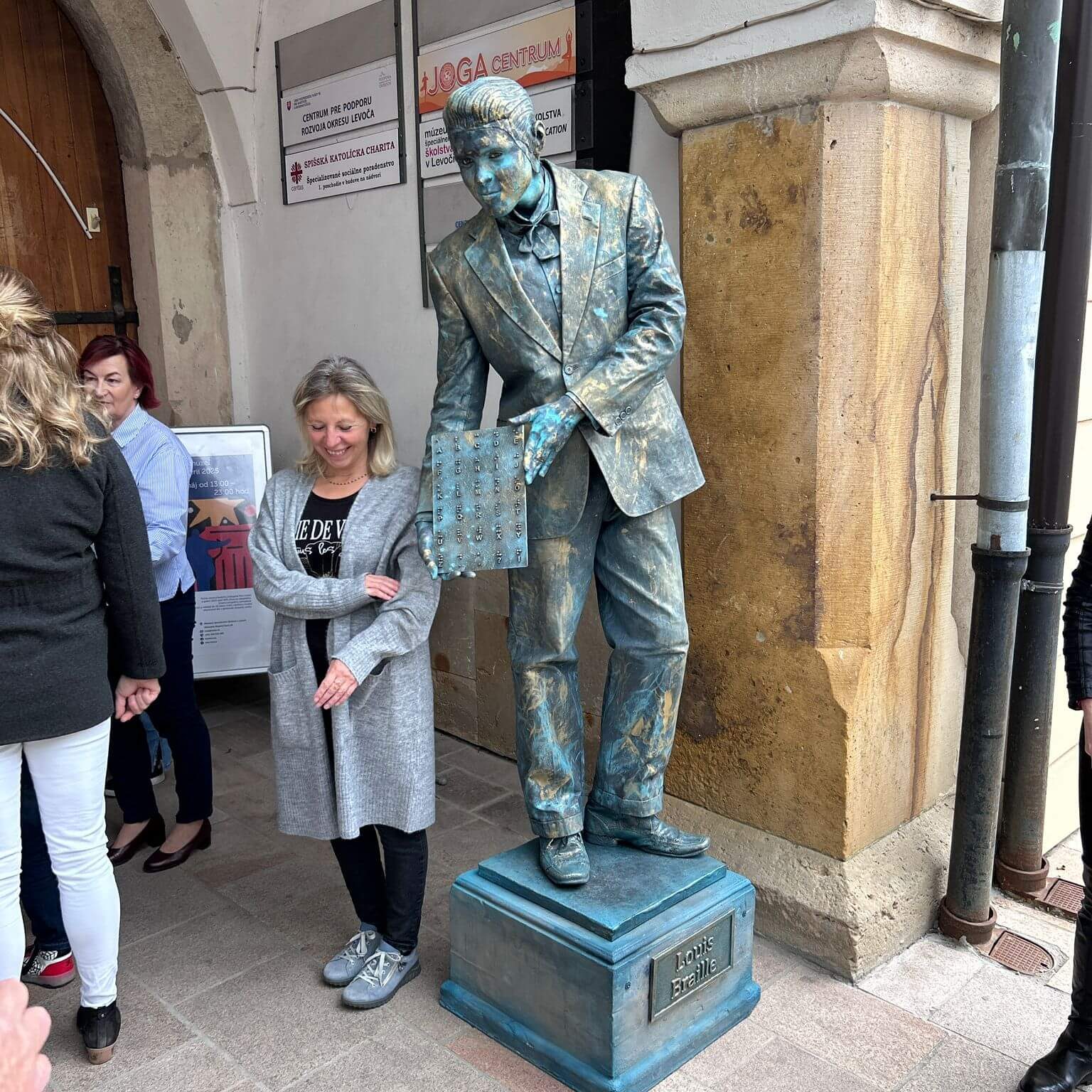 Živá socha Louisa Brailla.