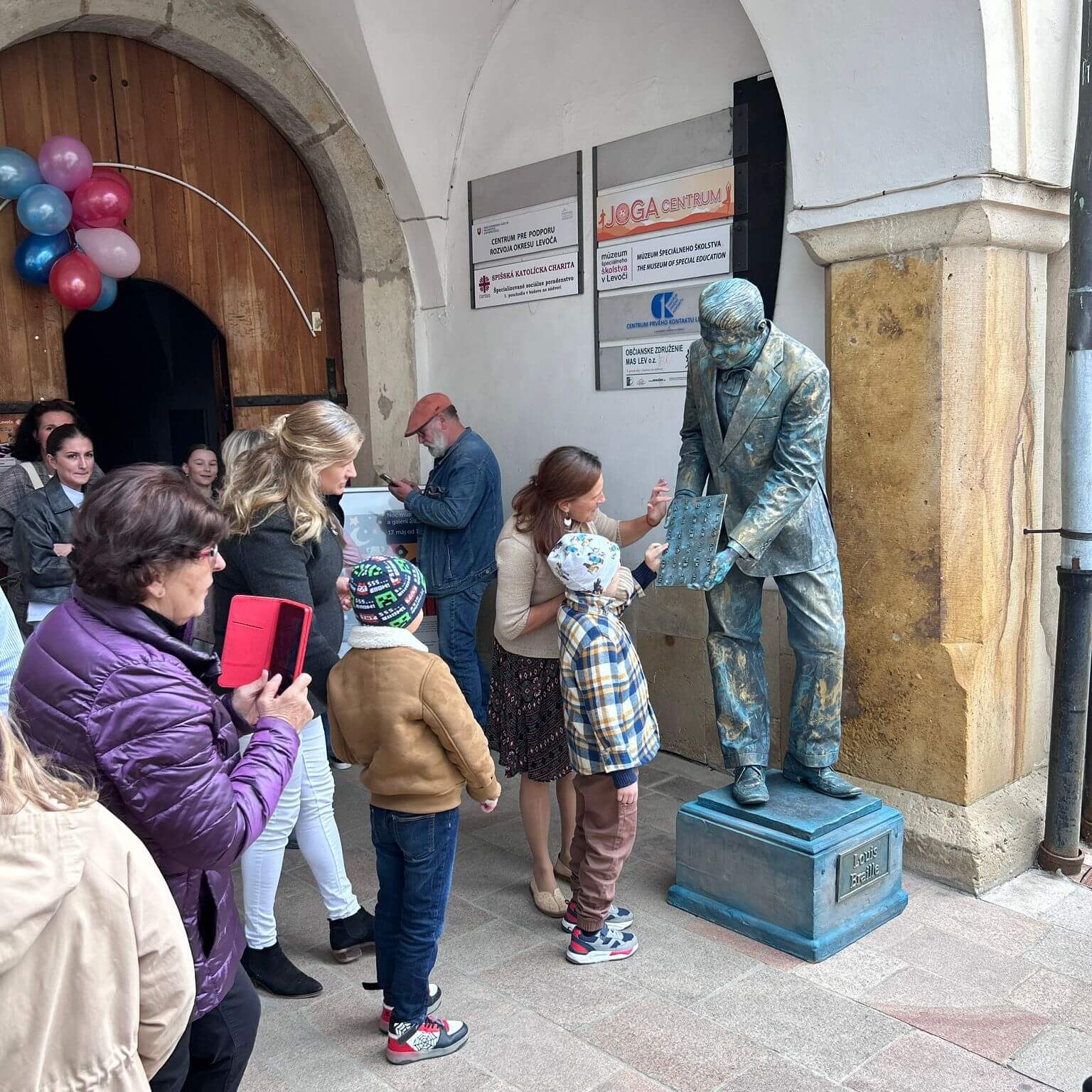 Živá socha Louisa Brailla.