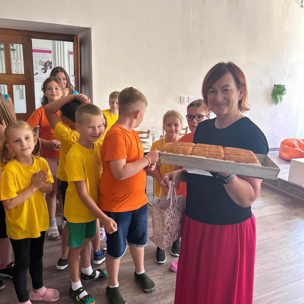 Pani riaditeľka s malými múzejníkmi v priestoroch Múzea špeciálneho školstva v Levoči.