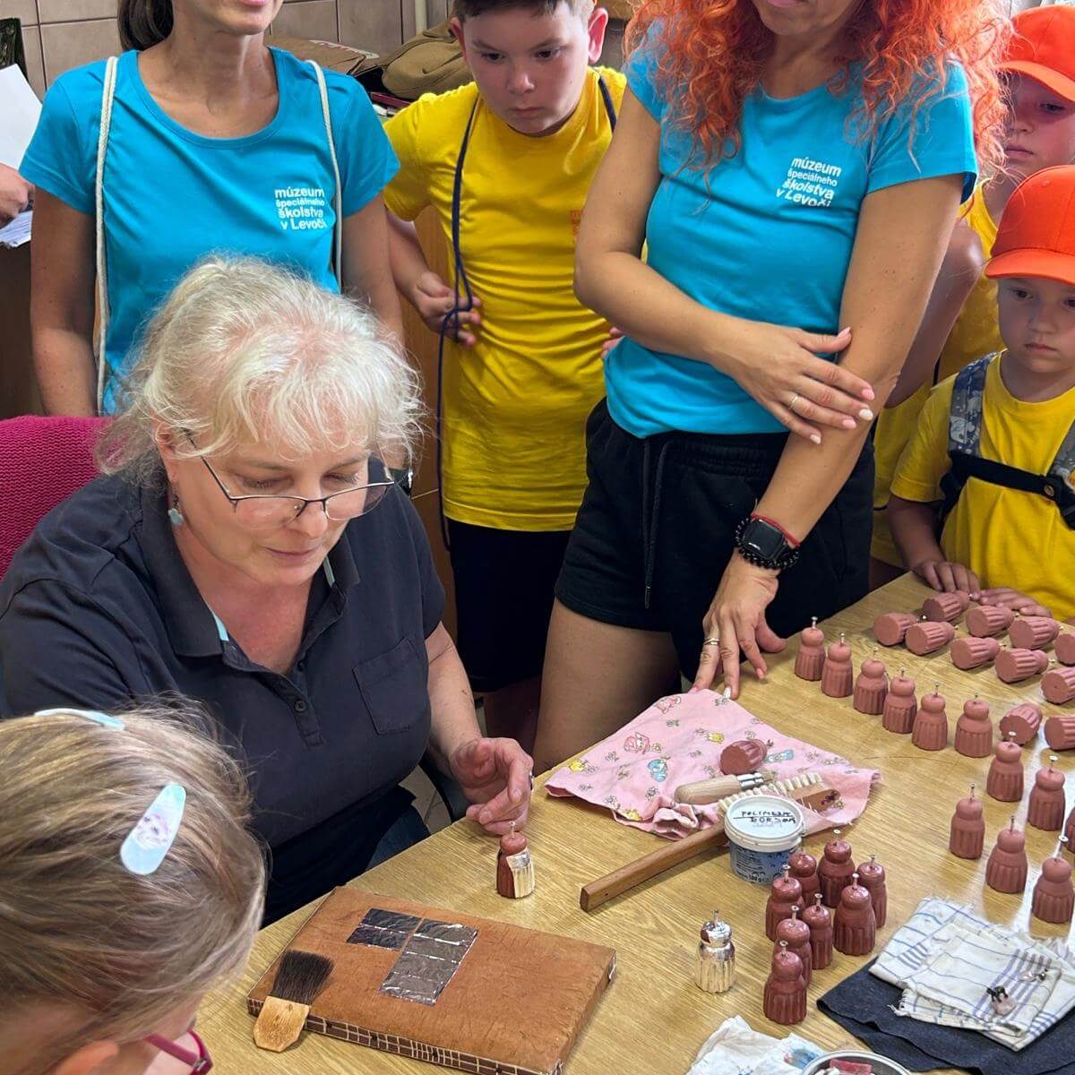 Účastníci letného projektu v reštaurátorských ateliéroch.