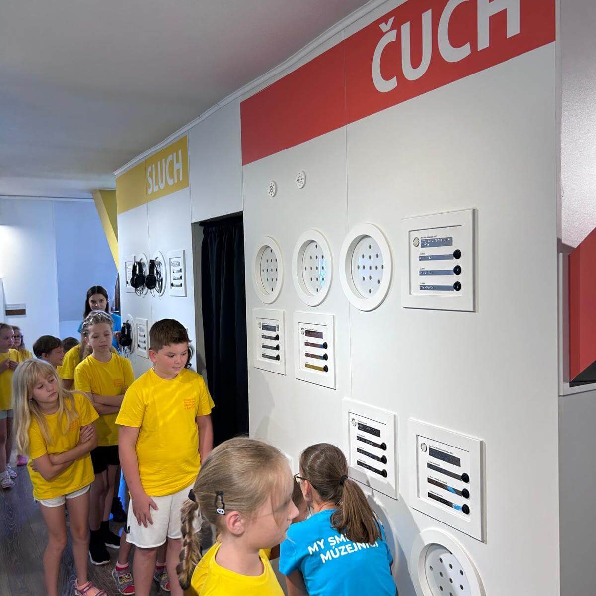 Účastníci letného projektu My sme malí múzejníci 2025 skúšajúci svoj čuch.