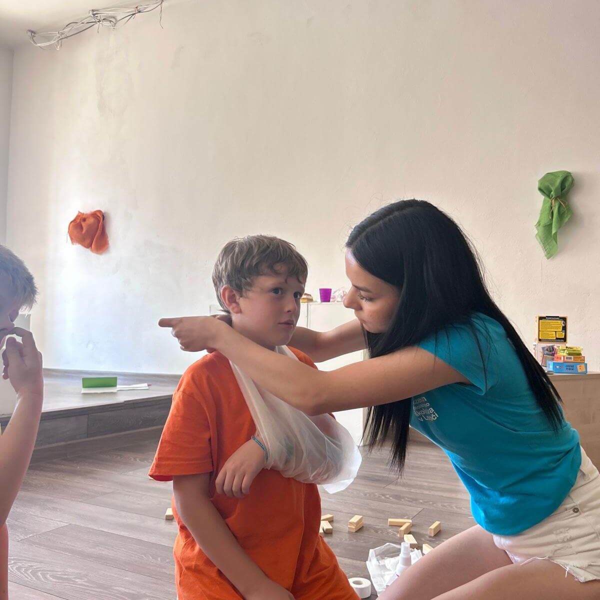 Malý múzejníci sa učia viazať trojcípu šatku.