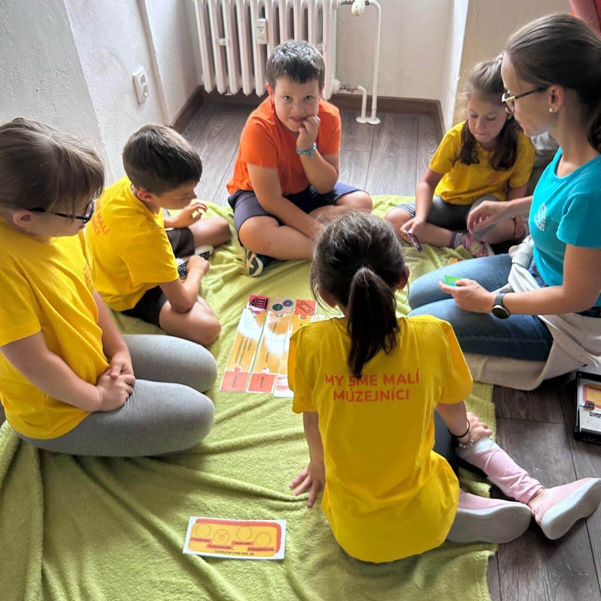 Malí múzejníci pri aktivite v Múzeu špeciálneho školstva v Levoči.