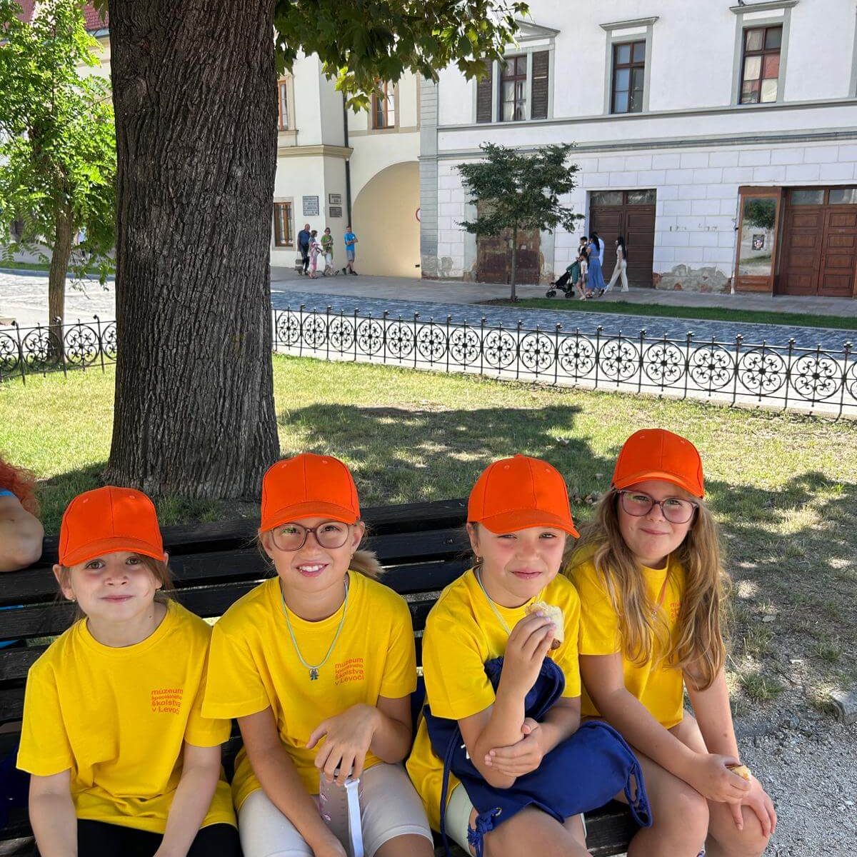 Účastníci letného projektu My sme malí múzejníci 2025 v mestskom parku.