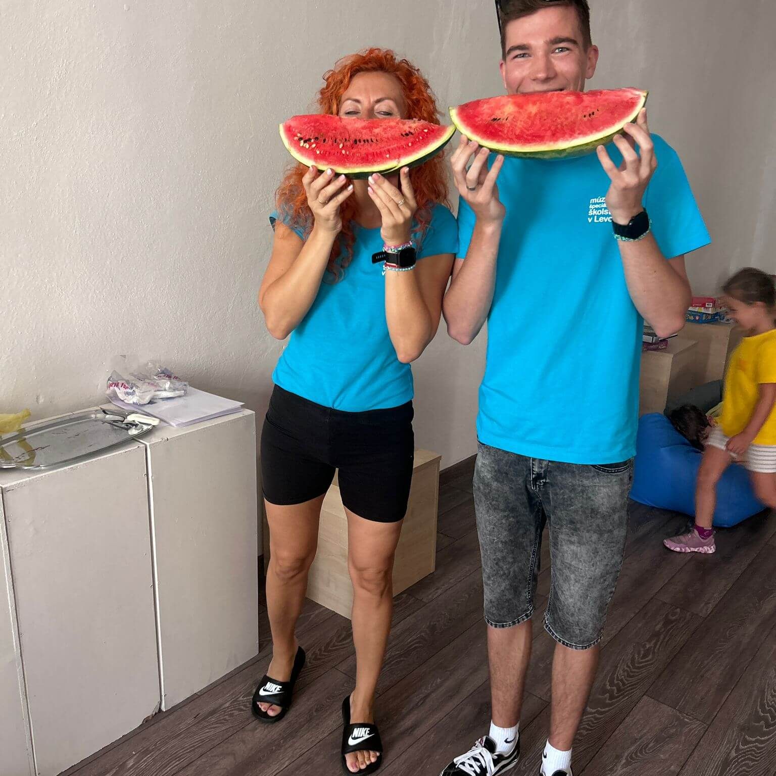 Lektori držiaci melón.