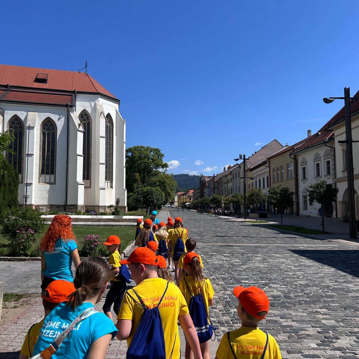 Účastníci letného projektu My sme malí múzejníci 2025 prechádzajúci mestom.