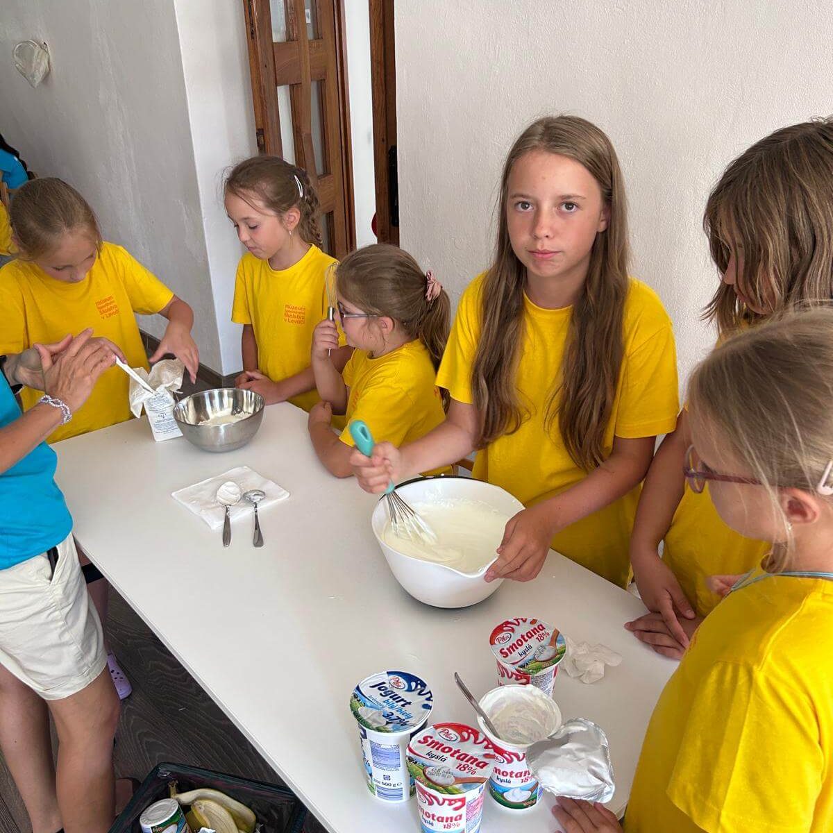 Účastníci letného projektu pri poobednej aktivite, príprave ovocného pohára.