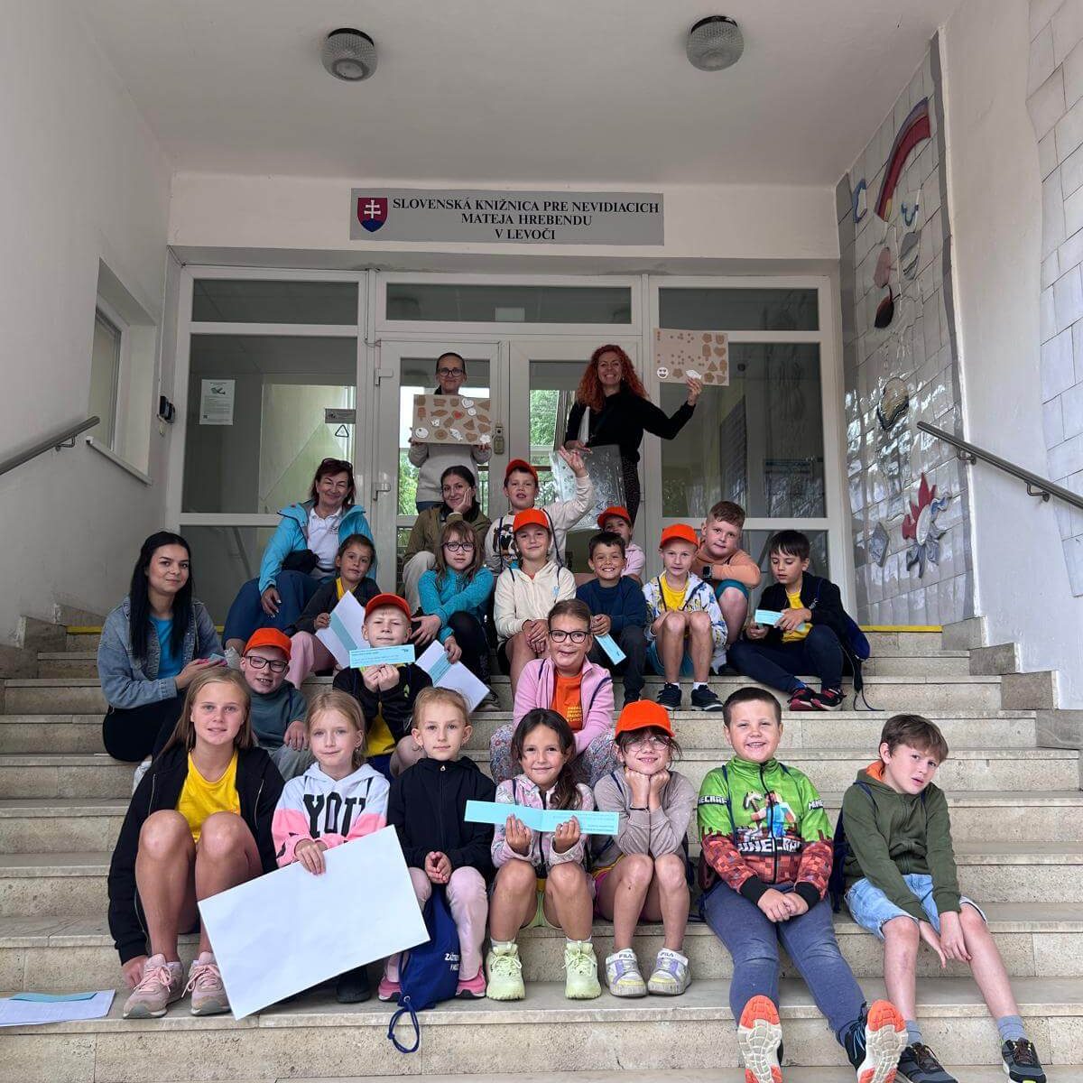 Malí múzejníci pred Slovenskou knižnicou pre nevidiacich Mateja Hrebendu v Levoči.