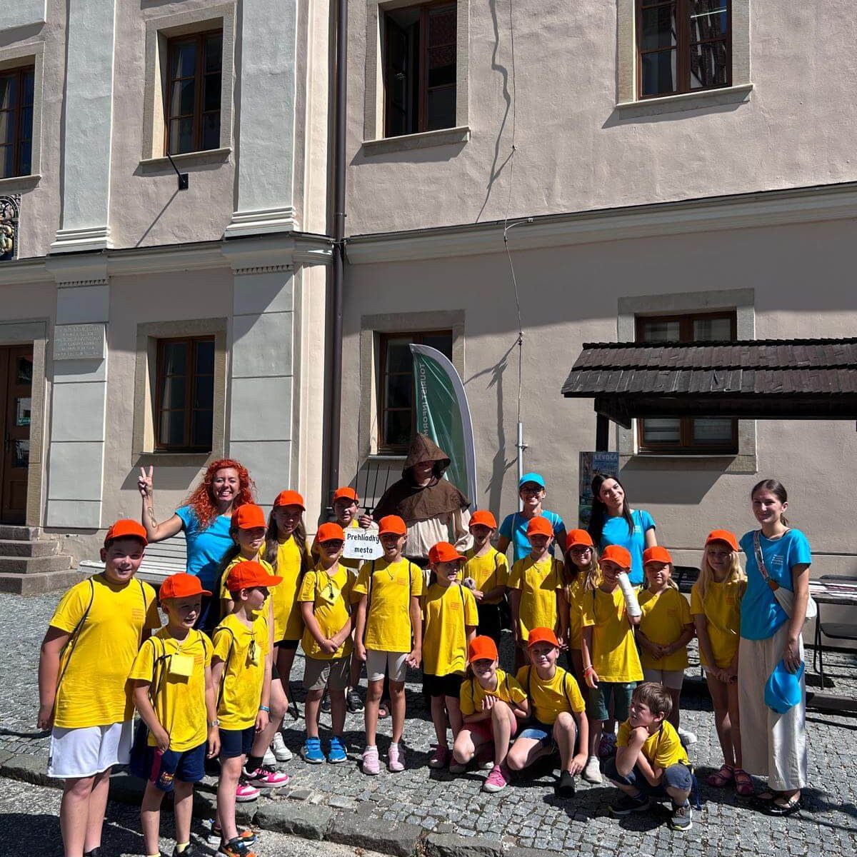 Účastníci letného projektu My sme malí múzejníci 2025, spoločná fotka.