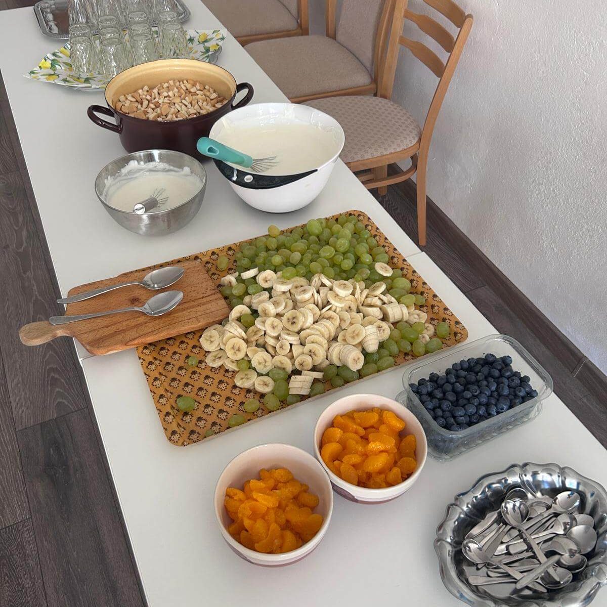 Ingrediencie na prípravu ovocného pohára.