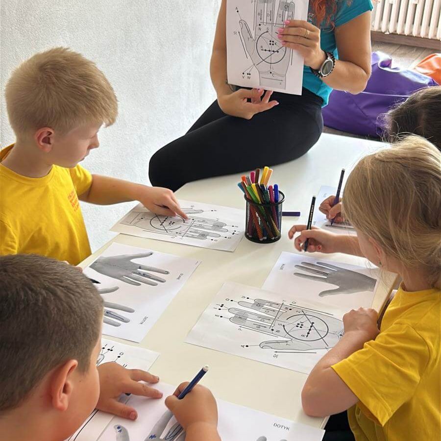 Malí múzejníci sa učia Lormovu, dotykovú abecedu pre hluchoslepých.