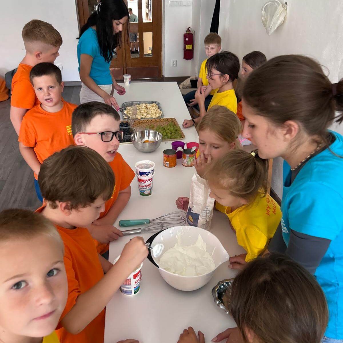 Malí múzejníci si pripravujú olovrant.