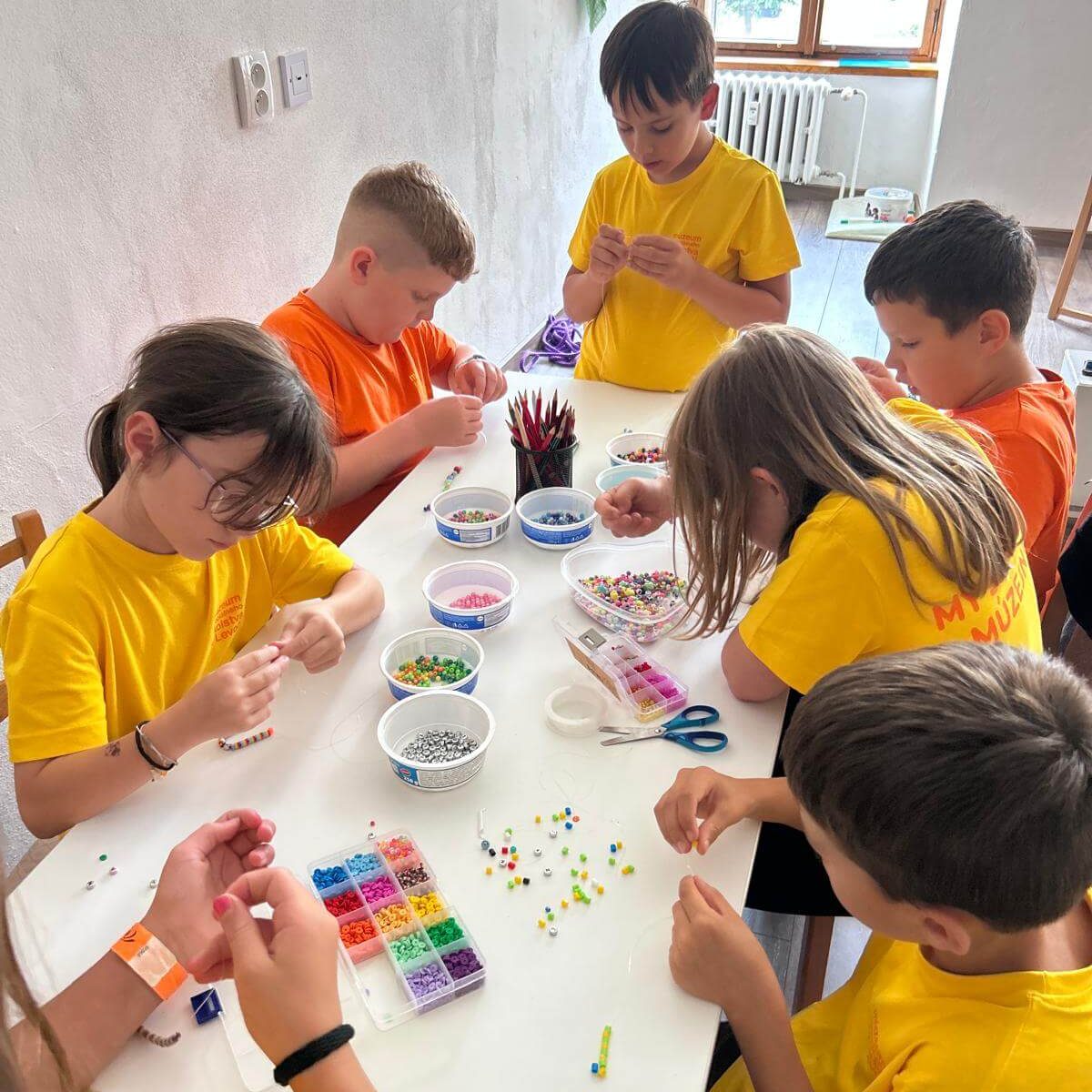 Malí múzejníci pri aktivite v Múzeu špeciálneho školstva v Levoči.