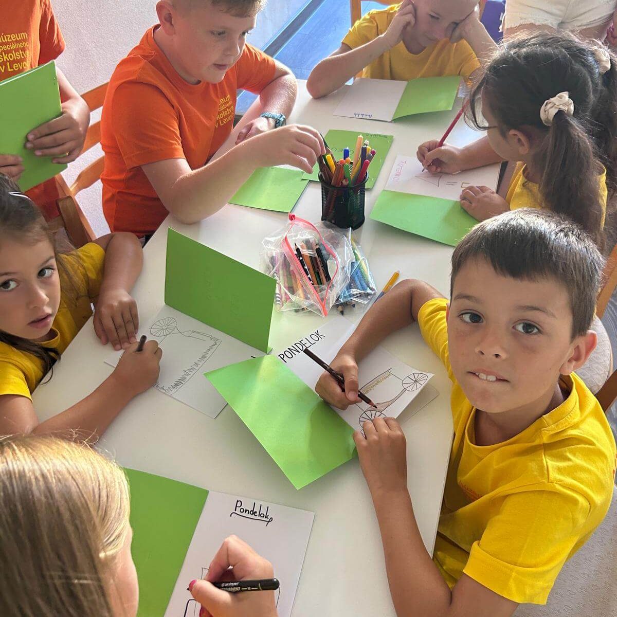 Malí múzejníci pri aktivite v Múzeu špeciálneho školstva v Levoči.