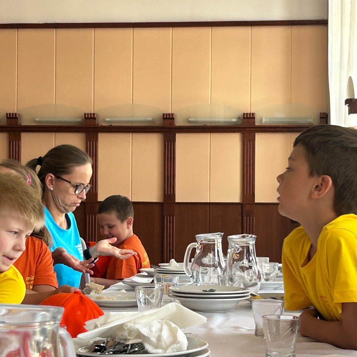 Malí múzejníci na obede v Levočskom gastrodome u Bigoša.