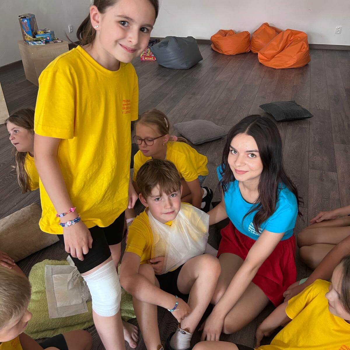 Fotka účastníkov projektu v priestoroch Múzea špeciálneho školstva v Levoči.