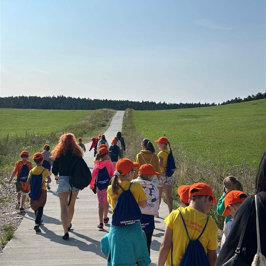 Malí múzejníci cestou na Sans Souci.