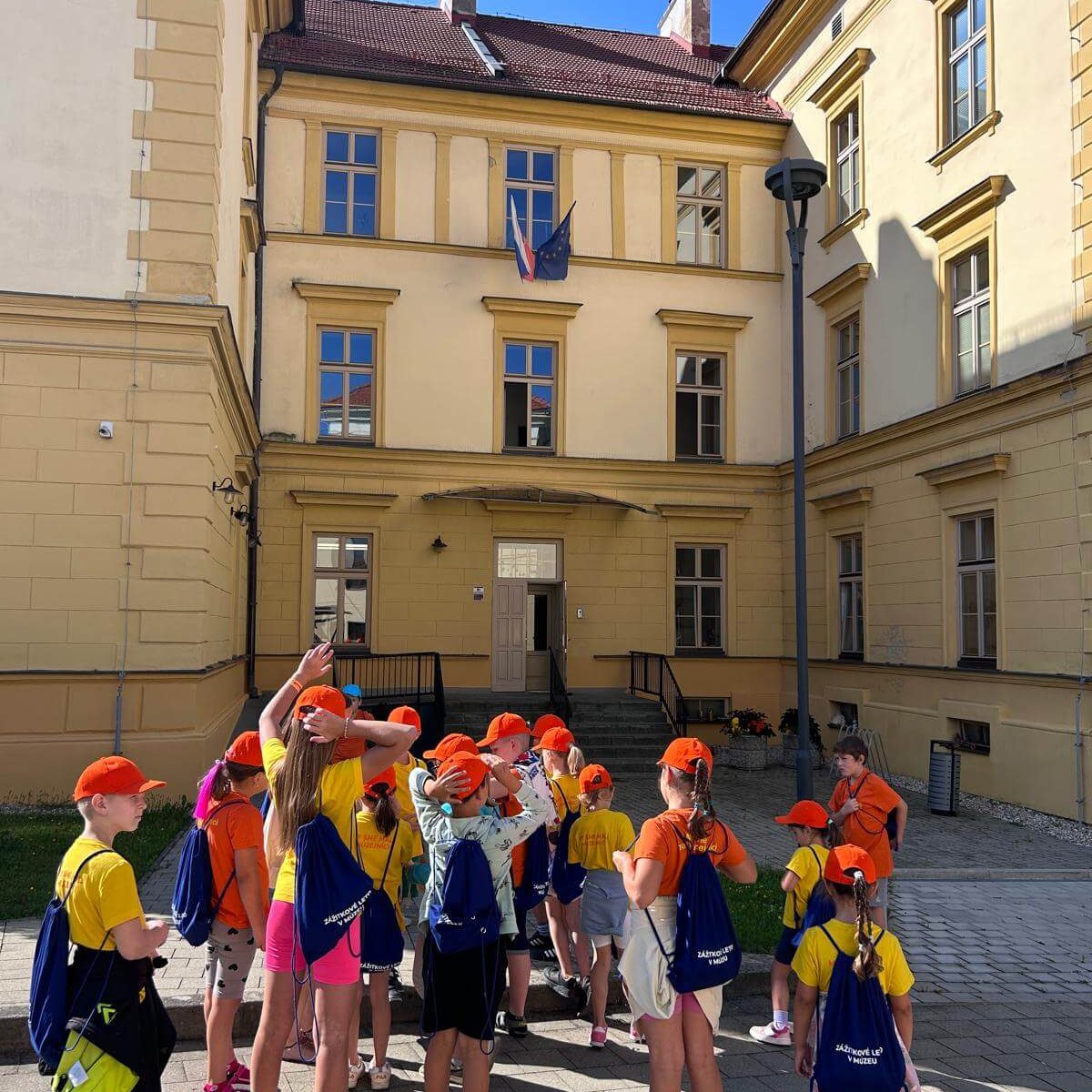 Malí múzejníci pred Rehabilitačným strediskom pre zrakovo postihnutých v Levoči.