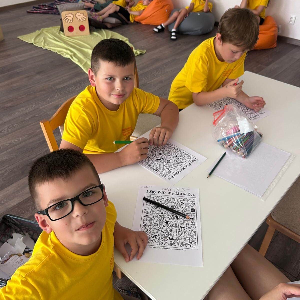 Účastníci projektu pri aktivite.