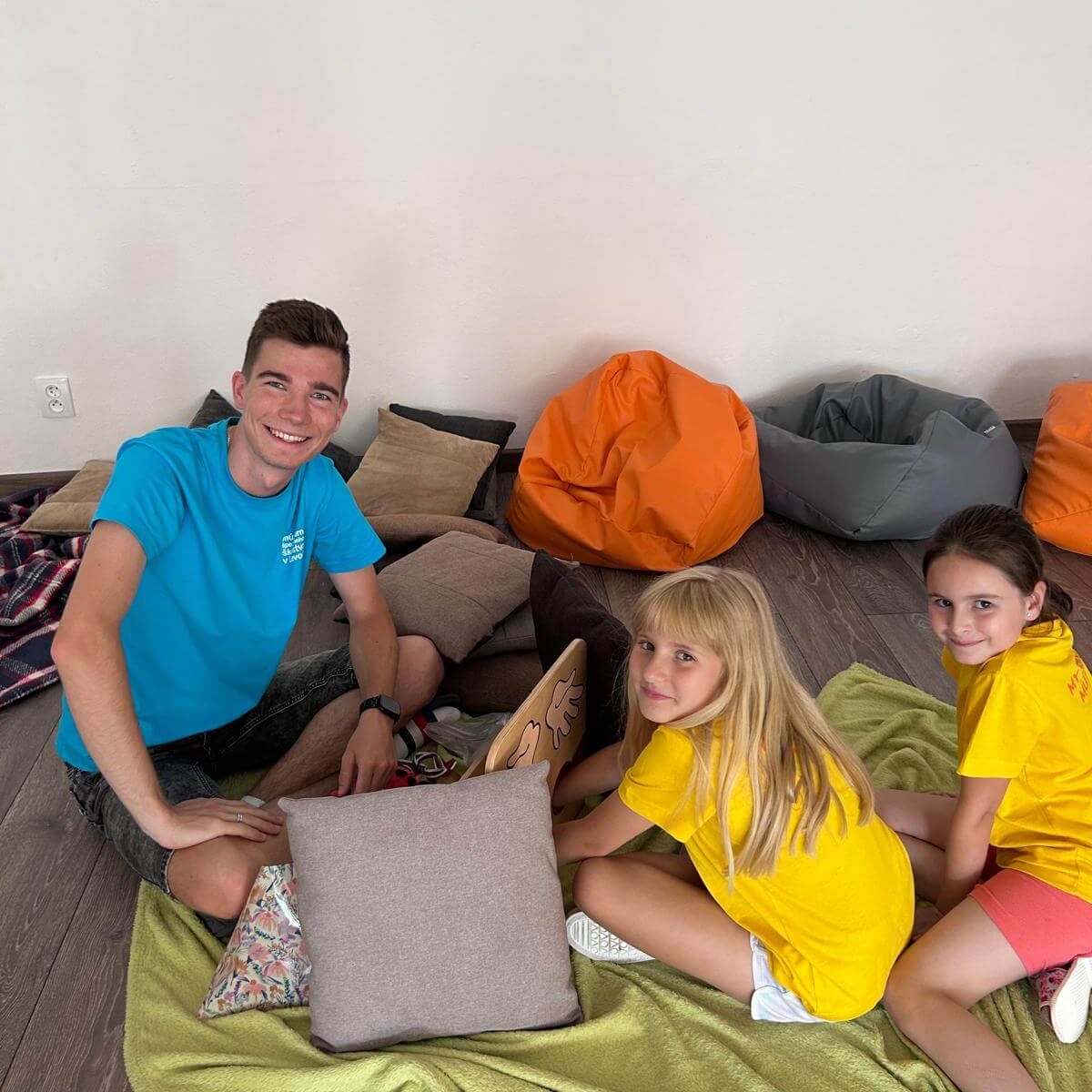 Účastníci projektu s lektorom.