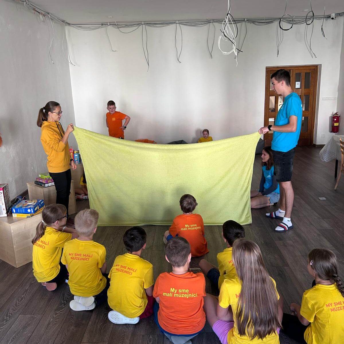 Malí múzejníci pri aktivite v Múzeu špeciálneho školstva v Levoči.