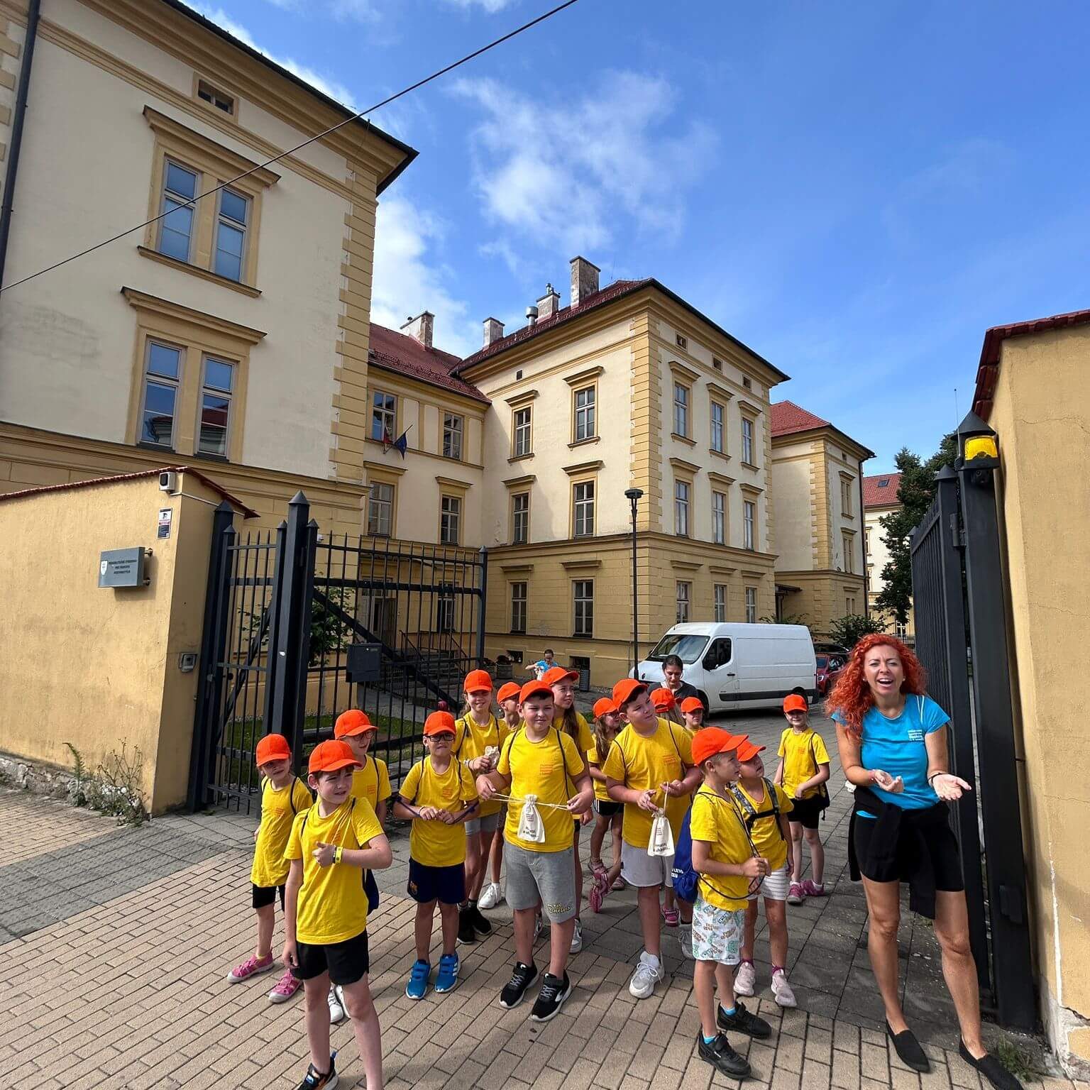 Malí múzejníci pri rehabilitačnom stredisku pre nevidiacich.