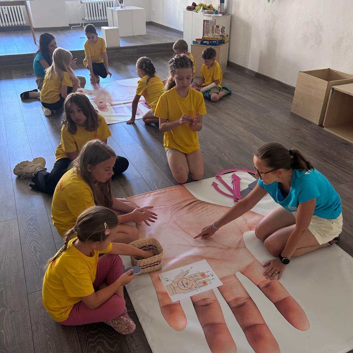 Účastníci letného projektu sa zoznamujú s Lormovou abecedou.