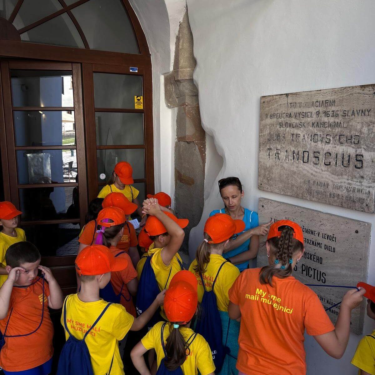 Malí múzejníci pred pamätnou tabuľou v Levoči : Orbis Pictus