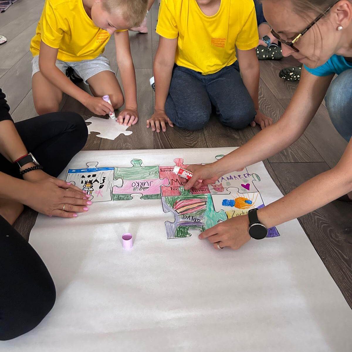 Malí múzejníci pri výrobe puzzle.